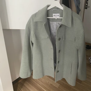 Grön Jacka från NAKD - Säljer min gröna jacka från NAKD eftersom den inte har kommit till användning, endast använd 2 gånger! Den är i storlek 36 och är oversize för mig som brukar ha 34/36🩵