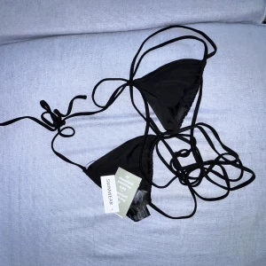 Bikini  - Oanvänd triangelbikini med band som går att knyta några varv runt midjan🤩