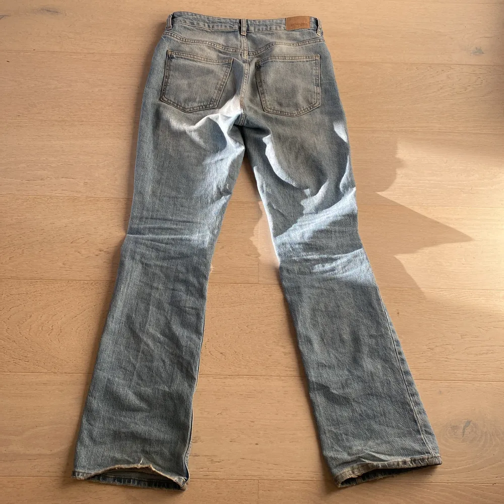 Säljer mina fina Gina Young jeans på grund av att jag har gått ner några storlekar och där med inte kan ha dem längre💕Dom e i bra kvalitet då jag inte använt de så mycket dom e dock lite slitna längst ner på benen (bild 3)💗om du har frågor fråga bara på!. Jeans & Byxor.