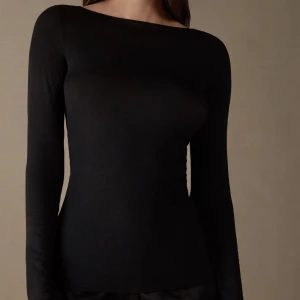 intimissimi  - !Då det är många intresserade startar jag en budgivning!  Säljer min svarta intimissimi tröja i strl M, då den är för stor för mig. Använd ca 2-3 gånger. nypris 449kr hör av er för bilder mm