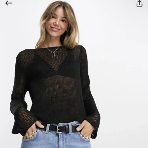 Svart hålstickad tröja med utsvängda armar - Nyskick, aldrig använt. Köpt från ASOS, missade returtiden.