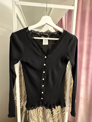 Tröja  - En tröja från Rosemounde Copenhagen. Tröjan är väldigt liten i storleken.  