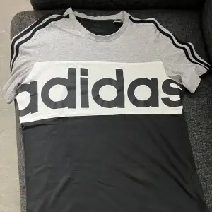 En adidas t-shirt köpt från stadium i storlek S
