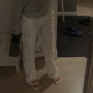 ❗️CARGO BYXOR❗️ - Ett par skit feta Cargo byxor från ZARA som inte finns kvar nån mer🥲. Har knappt använt, men så extremt snygga!! Dom är vita och raka. Storlek - 36.  Jag är 164 cm ungefär. Köp köp köp❗️❗️❗️❗️