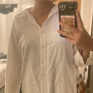 vit skjorta  - en vit skjorta från gina tricot, använd fåtal gånger