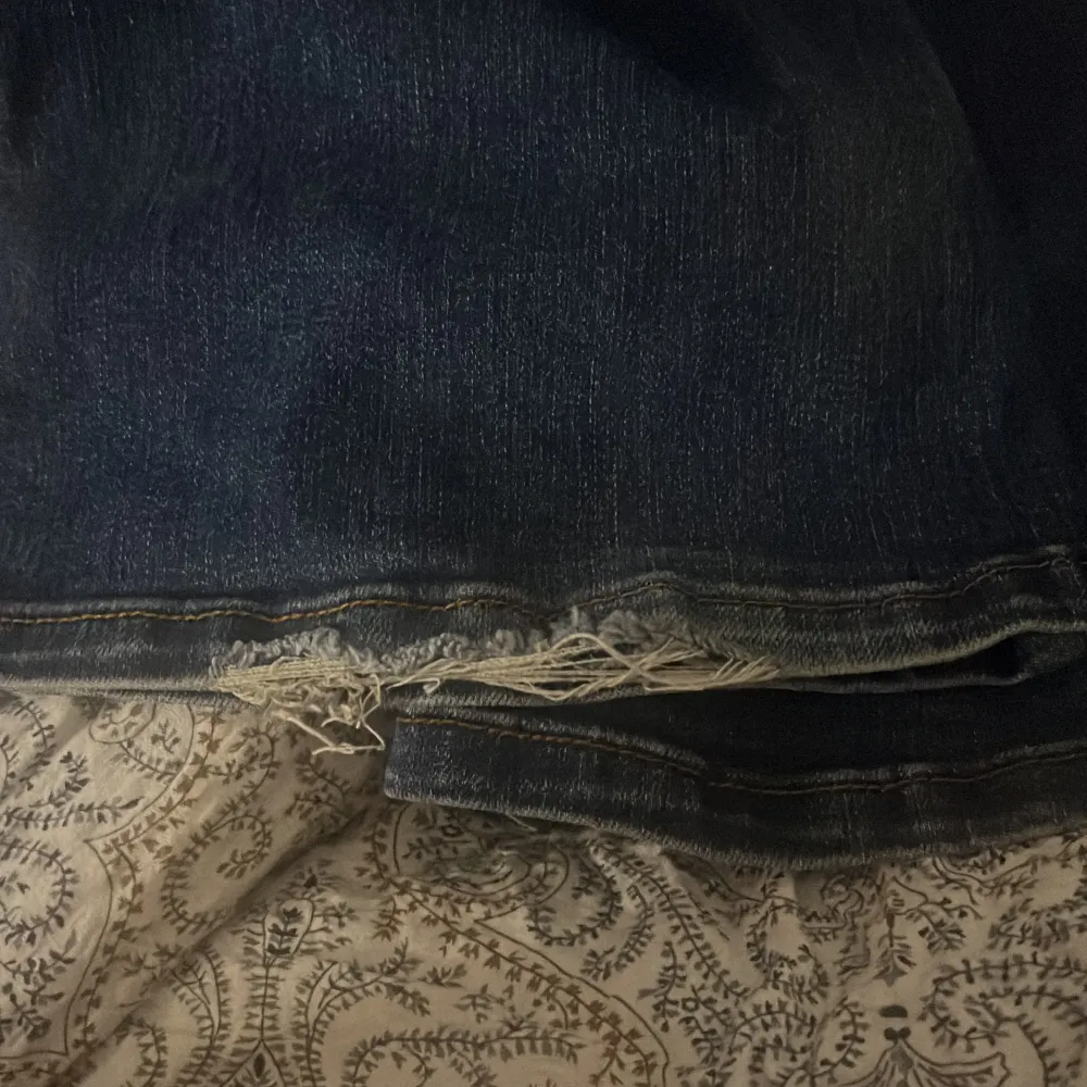 lågmidjade denim jeans bra skick men lite sliten vid fötterna. Jeans & Byxor.