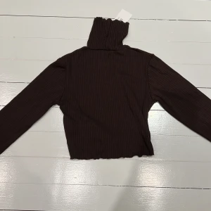 Polotröja  - Oanvänd ribbad polotröja från chiquelle, finns i både s och m pga glömde skicka tbx 