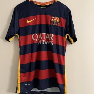 Fotbollströja Barcelona Suarez 9 - Barcelonatröja från säsongen 15/16 med skyttekungen Suarez 9 på ryggen. Tröjan är knappt använd och i perfekt skick. Storlek M