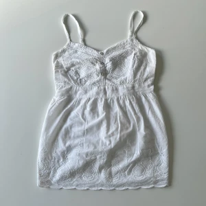 Vitt linne - Vitt gulligt linne med knytning i bak 💕