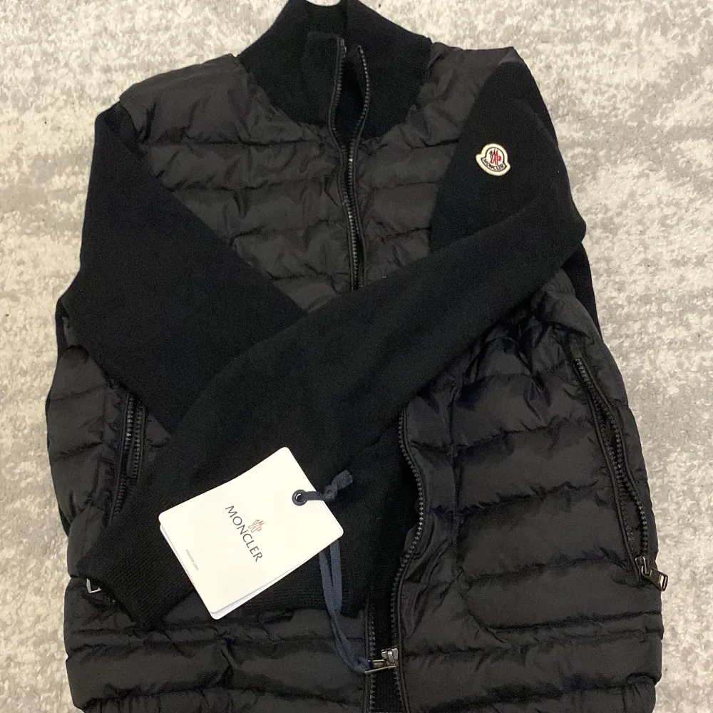 En helt ny Moncler cardigan använd ungefär 6 gånger perfekt skick i storlek S funkar även på vissa som har   M mycket fin och matchar med allt sitter även jättefint på kroppen och är väldigt stilig! Äkthetsbevis finns även också. Jackor.