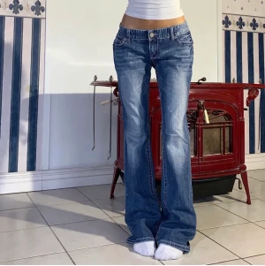 Low waist bootcut jeans - Säljer dessa jeans igen på grund av komplikationer med förra köparen.  Hon på bilden är 164 cm.  Säljer för att de inte passar mig och behöver pengar❣️💞 köpta för 600kr Midja 89, innerben 86