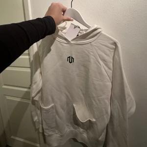 Morotai hoodie! - Vit hoodie i jättemjukt material. Super fin men kommer aldrig till användning. Nypris:900kr 