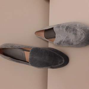 Helt oanvända loafers i sammetimitation med fin detalj i silverfärg på klackarna. Dimmig grå/ljusblå färg