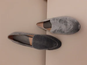 Loafers i fin ljus ljusgrå/ljusblå färg - Helt oanvända loafers i sammetimitation med fin detalj i silverfärg på klackarna. Dimmig grå/ljusblå färg