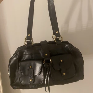 Svart axelväska  - Jätte fin axelväska som passar bra till skolan! Den är i äkta läder! Skriv vid frågor💕