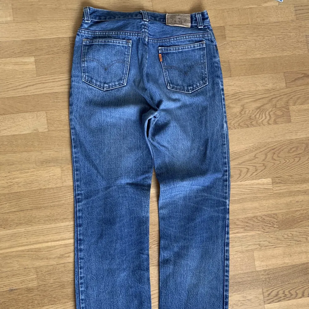 Högmidjade levis byxor, ej använda och i bra skick💞. Jeans & Byxor.