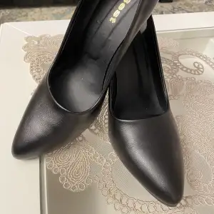 Svarta, sköna högklackade skor, storlek 39