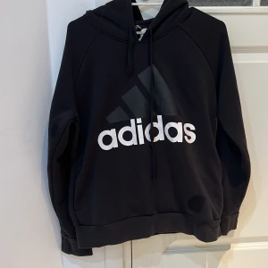 Adidas hoodie  - En skön adidas hoodie☺️ Den svarta fläcken som man kan se på hoodie längst ner är inte en fläck utan bara blött från att jag har tvättat bort lite damm från den😁Den är också i storlek L