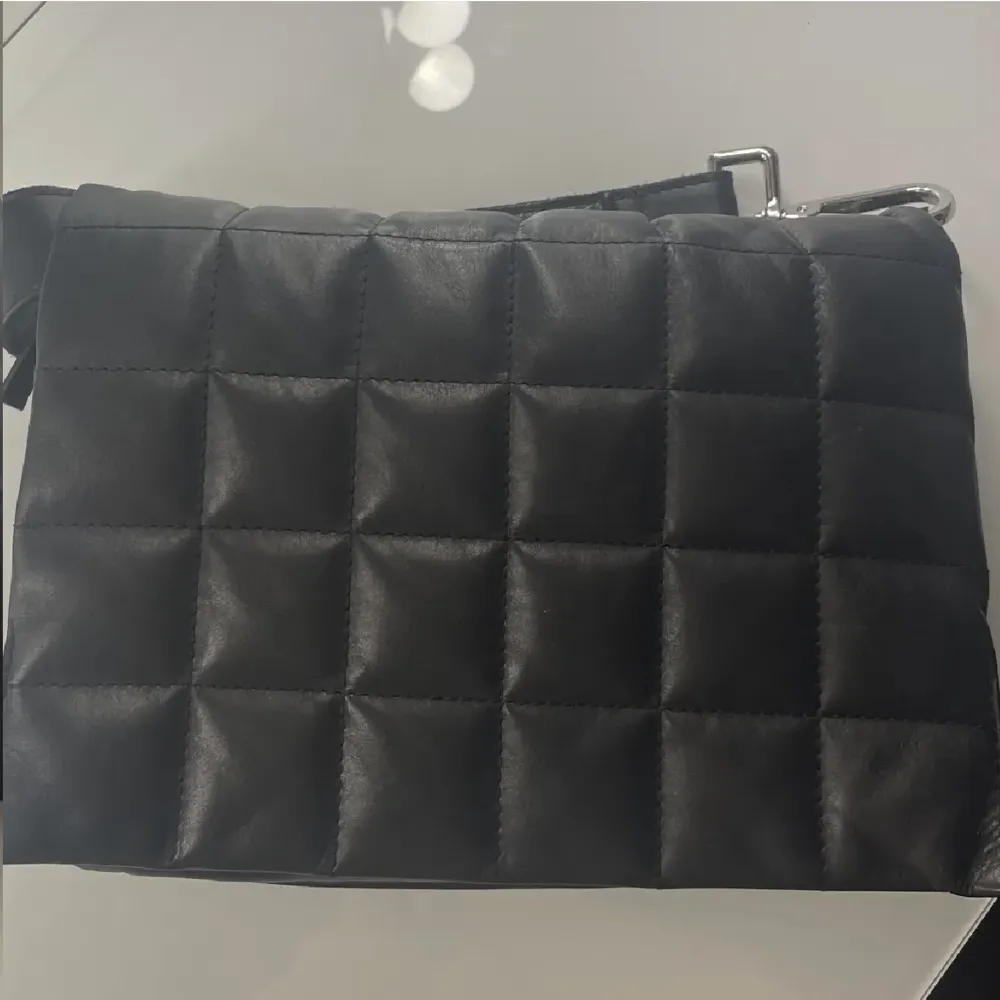 Amalfi shoulderbag från ADAX, äkta skinn. Knappt använd, mycket fint skick. Köpt för 2499kr. Väskor.