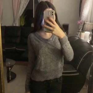 Grå stickad tröja  - Nästan helt ny grå stickad tröja i storlek Xxs, funkar för xxs-s