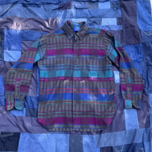 Sjukt snygg 80-tals skjorta - Otroligt bra Cond för vara så gammal, made in usa inga defekter alls, dm vid mått och andra frågor:)