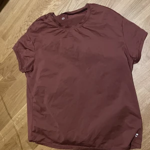 Vinröd träningströja - T-shirt som inte kommer till användning längre🤍