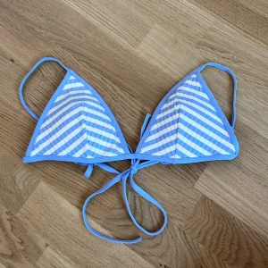 randig bikiniöverdel - Blå & vitrandig bikiniöverdel från H&M i storlek EUR 38/US 6. Passar A-B kupa och den är lätt att justera storleken på pga banden! Den är jättefin & i nyskick💘 Hör av dig om du undrar något👋🏼✨🤍☺️