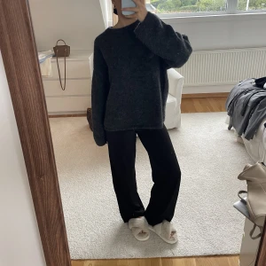 Kostymbyxor från Bikbon - Svarta kostymbyxor från Bikbok 💖