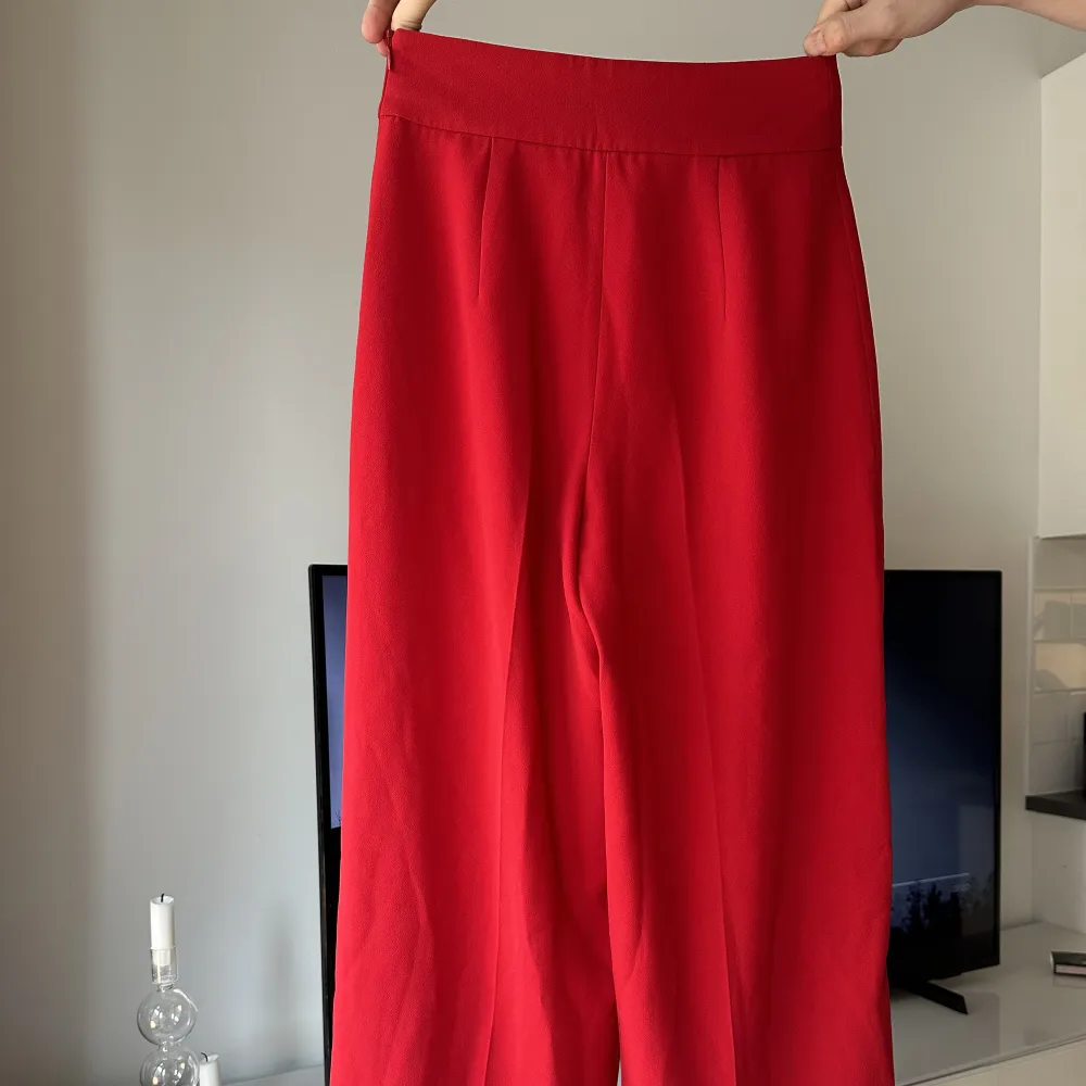 Röda kostymbyxor i storlek XS. I väldigt fint skick. . Jeans & Byxor.