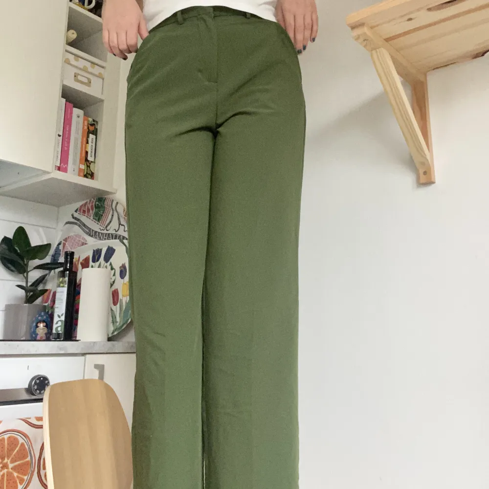 Superfina högmidjade kostymbyxor i grönt. . Jeans & Byxor.