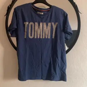Tommy Hilfiger T-shirt I fint skick Passar xs-m