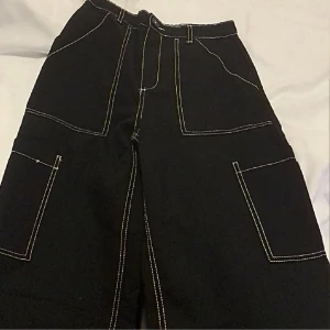 Coola svarta cargobyxor -  jättefina speciella och mer unika cargo/snickarbyxr från H&M, då dem är köpte lite mer än 2  år sen har de annorlunda ficka fram och på sidorna än modellen som finns just nu Slutsålda, Använda men syns int alls så väldigt bra skick (: