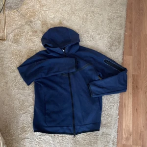 Blå Nike Tech  - Blå Nike Tech Strl S Känns Som M Gammal  Tecken på användning