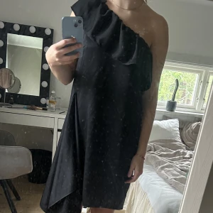 Svart klänning - Superfin svart klänning i silke! Köpt på sellpy 🥰 passar bra till fest och nyår, kom Med prisförslag🤩