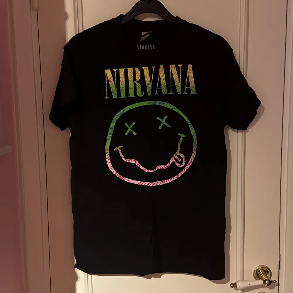 En Nirvana T shirt säljes. Storlek S unisex.  Katter finns i hemmet. T-shirts.