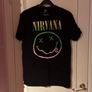 En Nirvana T shirt säljes. Storlek S unisex.  Katter finns i hemmet