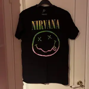 En Nirvana T shirt säljes. Storlek S unisex.  Katter finns i hemmet