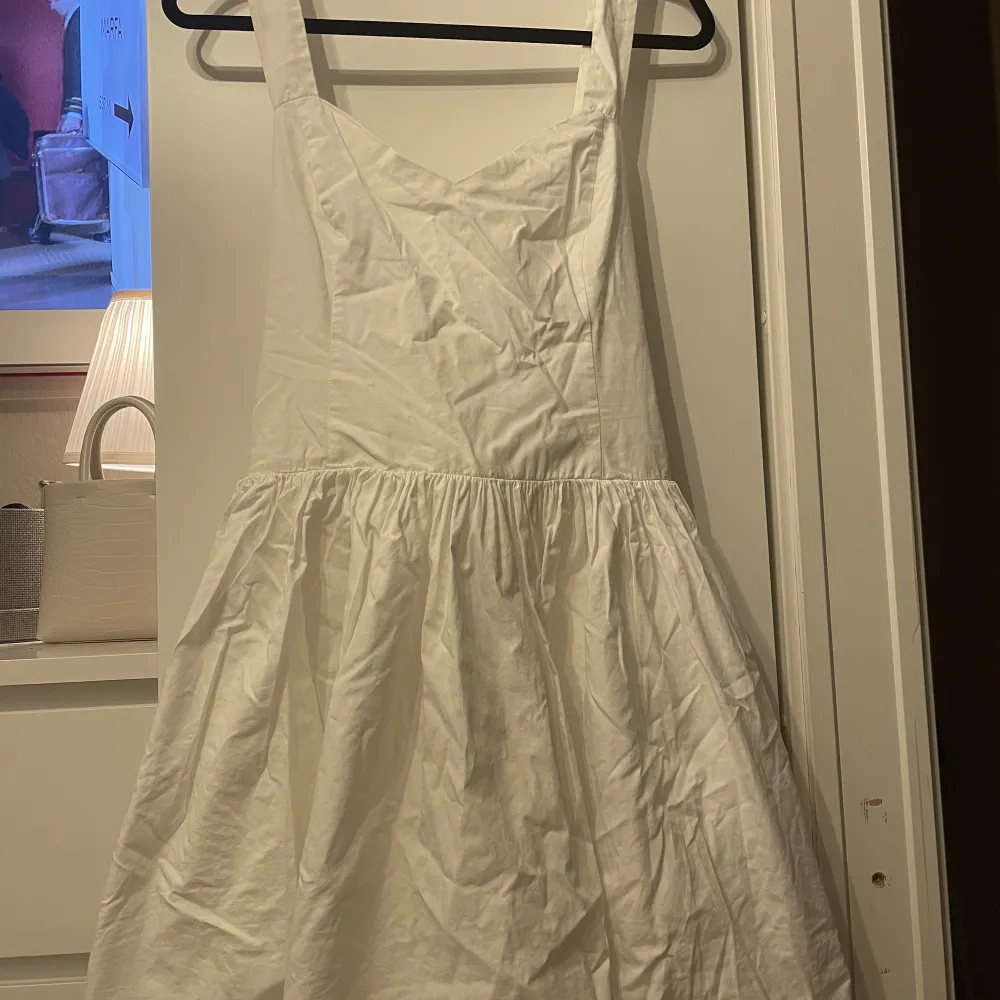 Jätte fin vit klänning med en stor rosett i ryggen. Klänningar.