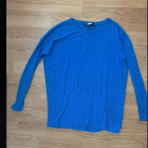 Blåa stickad tröja - Blå stickad tröja i mycket bra skick