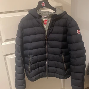 Colmar jacka - Colmar jacka i mörkblå, i storlek 172/ 16 år är ungefär som xs. Har en liten skada men inget som syns Nypris 4000 säljer för 1800. Funkar både för tjej och kille