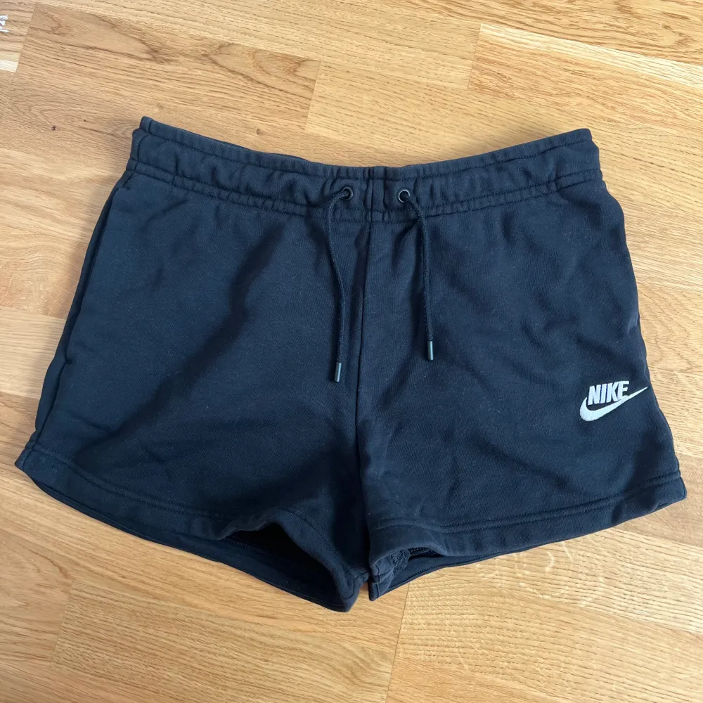 Svarta Nike shorts i storlek S. Endast använda någon enstaka gång och ingenting att anmärka på. 80% bomull/20% polyester. Nypris runt 500kr.. Shorts.