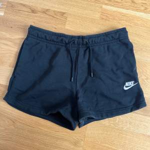 Svarta Nike shorts i storlek S. Endast använda någon enstaka gång och ingenting att anmärka på. 80% bomull/20% polyester. Nypris runt 500kr.