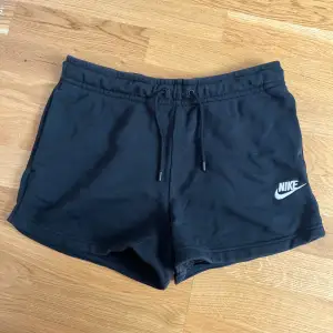 Svarta Nike shorts i storlek S. Endast använda någon enstaka gång och ingenting att anmärka på. 80% bomull/20% polyester. Nypris runt 500kr.