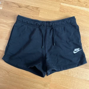 Nike shorts  - Svarta Nike shorts i storlek S. Endast använda någon enstaka gång och ingenting att anmärka på. 80% bomull/20% polyester. Nypris runt 500kr.