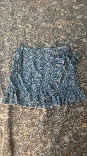 Kjol - Blå kjol med vita blommor. 