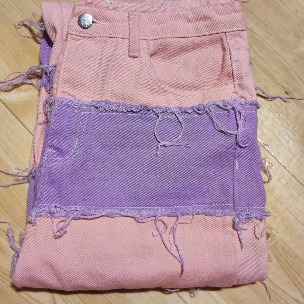 Super duper coola jeans med muli färger (rosa och lila). Fråga gärna om fler bilder, då bilderna jag tog blev jättedåliga.. Jeans & Byxor.