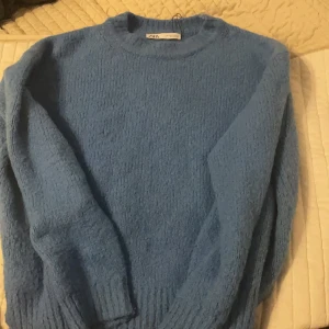 Blå stickad tröja  - Denna stickade tröja från Zara kommer tyvärr inte till användning💓