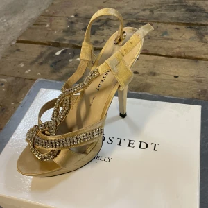 Östedt for Nelly skor  - Skor i nyskick använda en gång  Ordinarie 650 nypris 350  Vid snabbköp kan pris diskuteras 