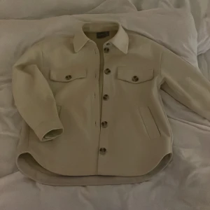 Vero Moda kappa - Ljusbeige lite overzise kappa från veromoda kommer inte till användning då jag har den i svart!💕