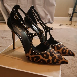 Michael kors klackar - Leopard mönstrade klackar i koskinn från Michael Kors. Inte mycket använda. Finns en liten skada på ena klacken men knappt märkbart. Köptes nypris 2700 kr🖤 klacken är 10 cm. 